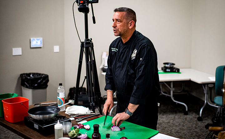 Baldwin Wallace University executive chef, Jeff Urban, led the Browns 2022 Rookie Cooking Class.
