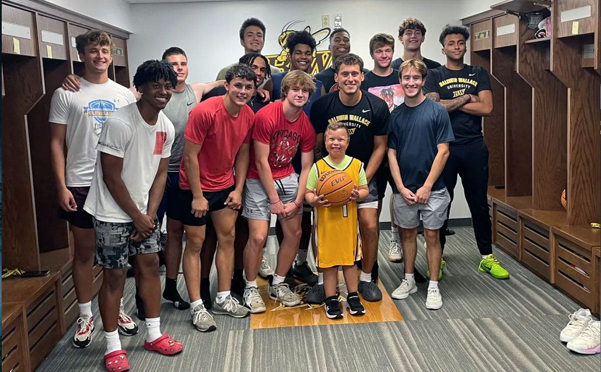 Matthew Droes with members of the BW men's basketball team