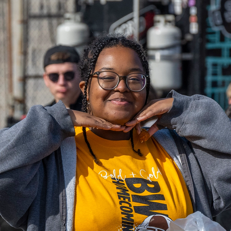 BW student enjoying a warm autumn day on campus.