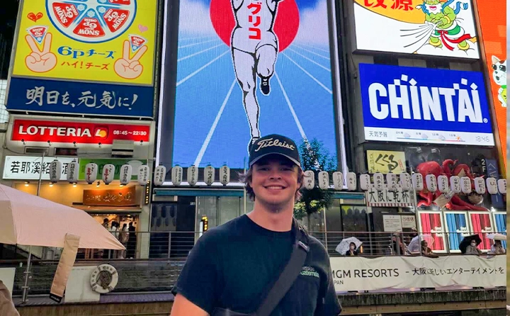 Kon’nichiwa from Japan! From bustling cities to serene temples, Hunter, a political science major, spent time exploring the perfect blend of tradition and innovation while studying abroad.