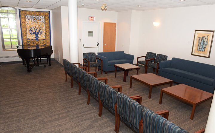 Roehm Lounge is a multi-use space available for groups, classes and individuals to meet.