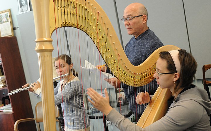 George Pope, BW faculty and Cleveland Orchestra member, coaches BW Conservatory students in chamber music.