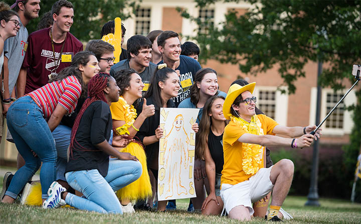 Photo of Group of BW Students at Orientation