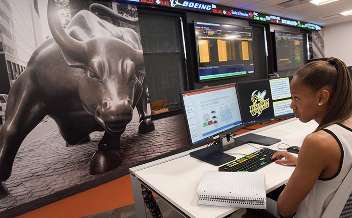 Students use the Bloomberg terminals in the BW Business Research Center.