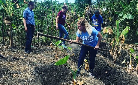 Photo of students of the discover Dominican Republic trip