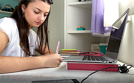 photo of BW student Isabella Schiavon doing college work on her computer in Brazil