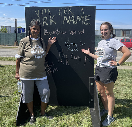 Hunter Welch ’22 (right) and her CHANGE, INC. client Betty Jo Palmer (left) at an event Palmer organized to bring her community together to discuss the future of a local Cleveland park. 