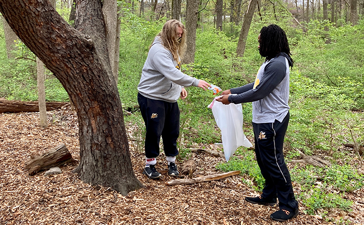 BW students clean up Coe Lake Park in Berea, Ohio