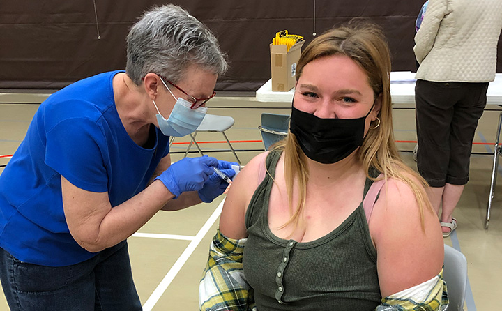 Lauren Bara, C.N.P., Director of BW Health Services administers the first shot at BW’s COVID-19 vaccine clinic to Cassidy Prather ’21.
