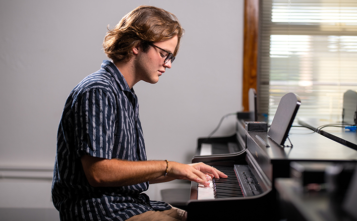 photo of BW jingle winner Joe Brown at the piano