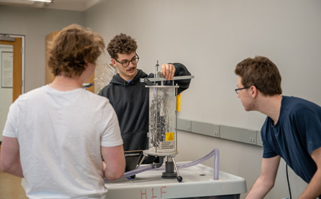BW engineering students work in a thermodynamics and fluid mechanics lab.