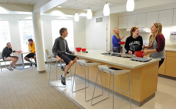 image of students in Davidson kitchen