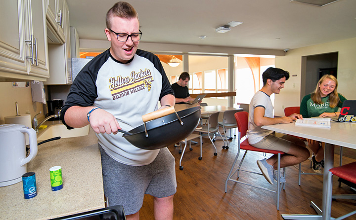 image of students in Ernsthausen kitchen