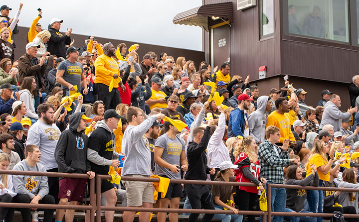 https://www.bw.edu/assets/student-life/sports/yellow-jackets-fans.jpg