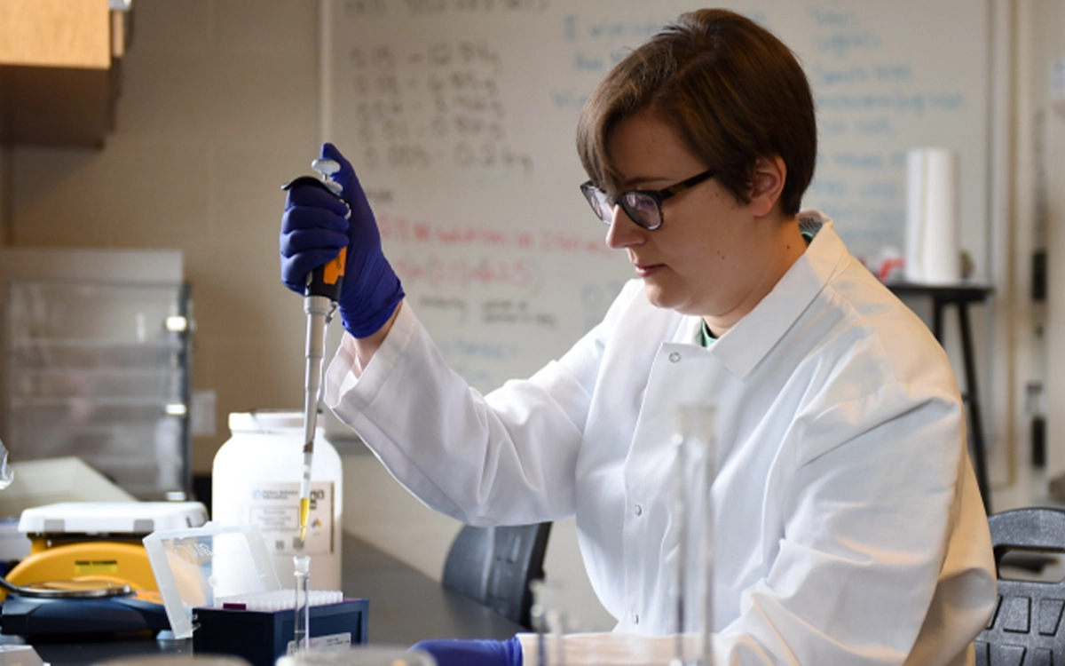 BW student in a chemistry lab