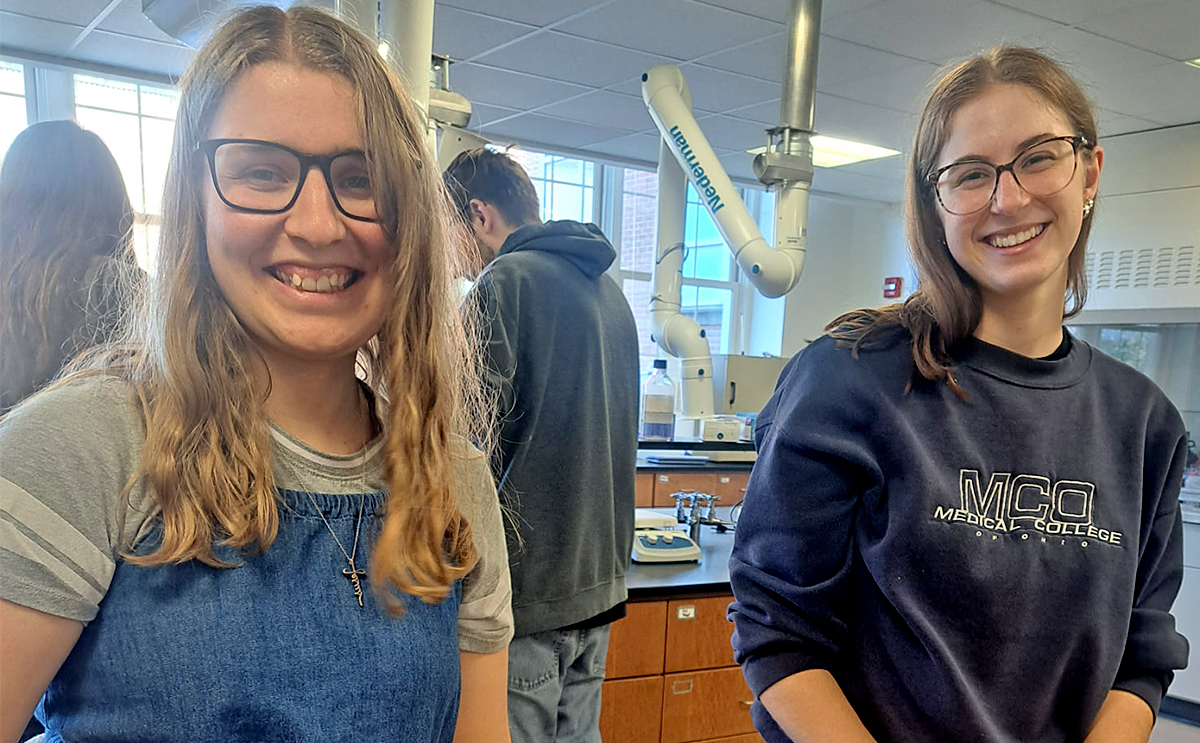 Kayla Boulton and Sophia Hellmann in lab
