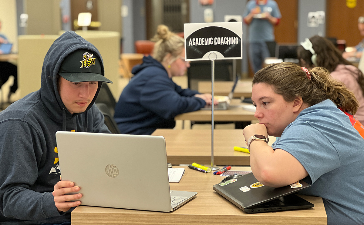 Madeleine Butcher (right) in an academic coaching session with a BW student