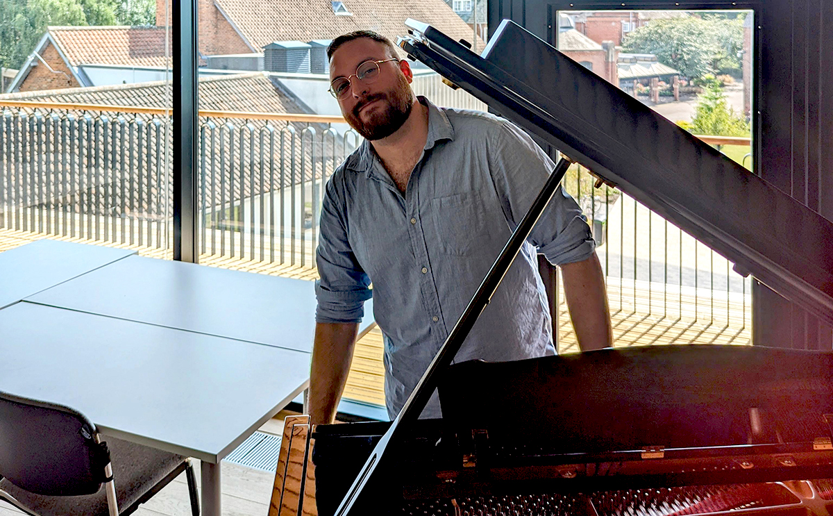 Daniel Ruffing at a piano