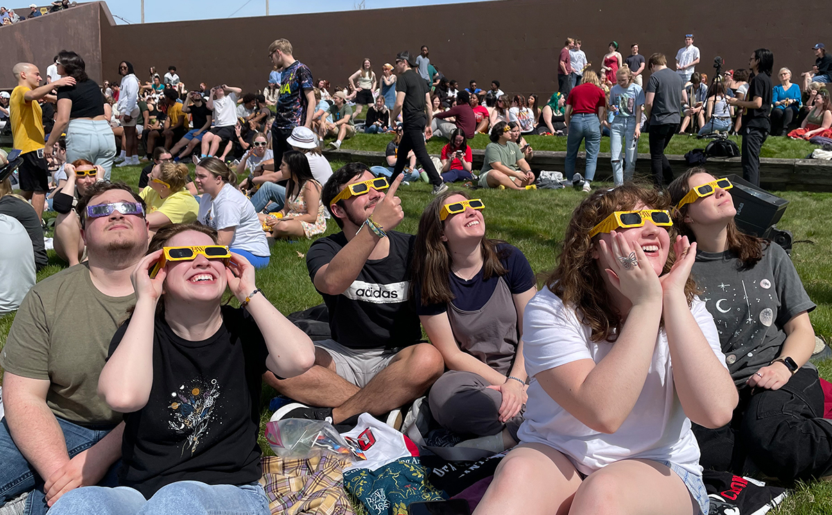 solar-eclipse-students-look-up.jpg